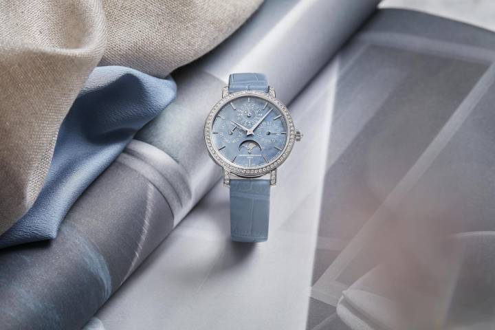  Una obra maestra de la Maison, el reloj ultraplano con calendario perpetuo Traditionnelle presentado este año se ofrece en dos versiones de 36,5 mm engastadas con gemas en oro blanco o rosa. Inspirado en los modelos de Vacheron Constantin de la primera mitad del siglo pasado, está equipado con el Calibre 1120 QP de fabricación propia, que muestra el día, la fecha, el mes y el año en un ciclo de cuatro años, incluida la indicación del año bisiesto, sin cualquier necesidad de corrección antes de 2100, así como una indicación de fase lunar a las 6 en punto. Otra característica distintiva del movimiento es su delgadez. Con una profundidad de solo 4,05 mm, está alojado en una caja de 8,43 mm de profundidad con un diámetro de 36,5 mm. Refleja la experiencia de la Maison en movimientos ultraplanos, que ha visto varios récords establecidos desde la década de 1950.