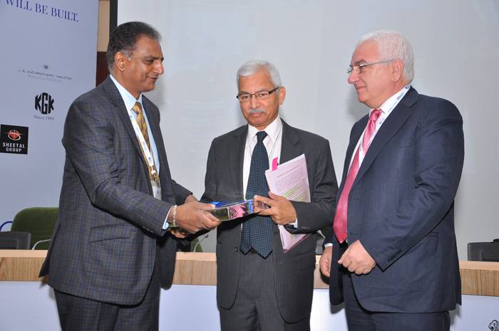 Mr. Vipul Shah Presidente del GJEPC, Mr. Rajeev Khera Segretario de Comercio y Mr. Alex Popov Presidente y CEO de la World Diamond Mark Foundation