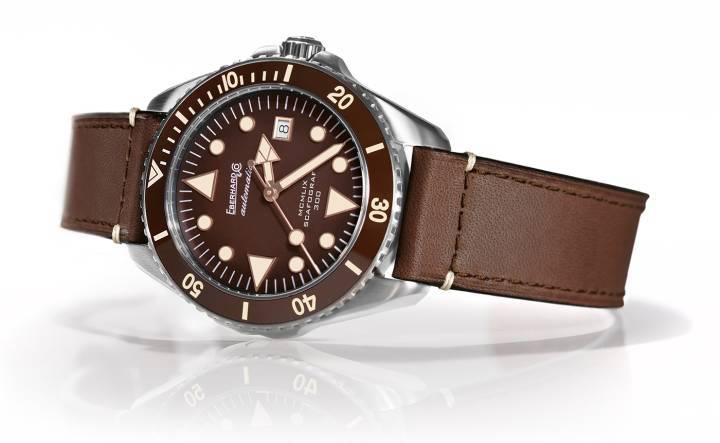 El Scafograf 300 MCMLIX muestra un aspecto vintage distintivo, al tiempo que incorpora las características principales necesarias para un reloj de buceo: un movimiento mecánico automático, con una caja de acero hermética hasta 300 m, un bisel giratorio unidireccional de cerámica con marcas luminiscentes en el primer Escala de 15 minutos, cristal de zafiro curvado y válvula de escape de helio a las 9 horas.