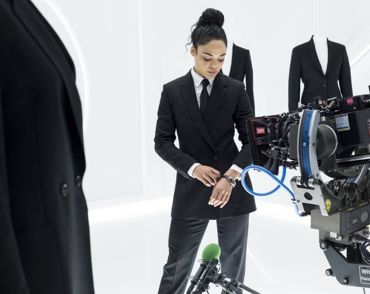 Agent M Tessa Thompson con un Hamilton Ventura en su muñeca