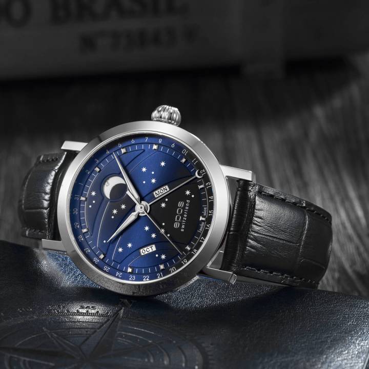 Otro ejemplo de complicación a un precio asequible, este Epos 3440 BM con fases lunares y calendario anual cuesta 2.520 CHF. Luna y estrellas luminiscentes de gran tamaño, día de la semana, fecha y mes.