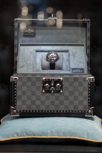 Un reloj en su mostrador en la nueva tienda de relojes y joyería de Louis Vuitton en la Place Vendôme, Paris