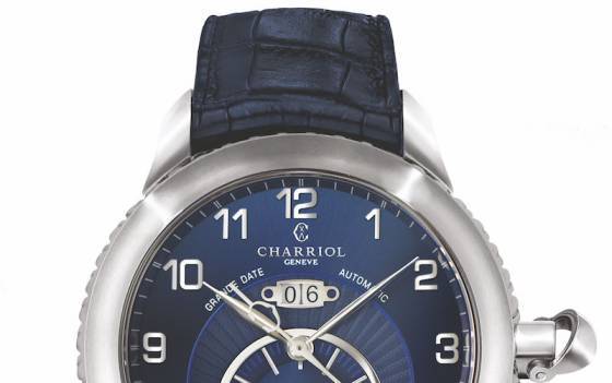 El Grande Date GMT de Charriol en un llamativo azul marino