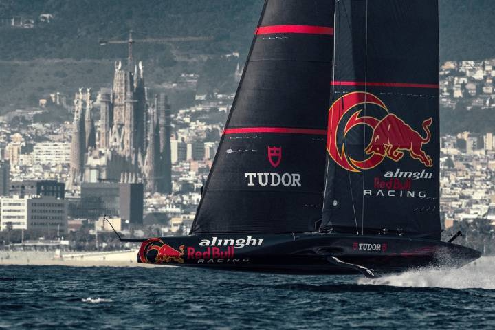 Alinghi Red Bull Racing une al dos veces ganador de la America's Cup, Alinghi, con Red Bull y navegará bajo la bandera de la Société Nautique de Genève. La Copa América se llevará a cabo en Barcelona en el otoño de 2024.