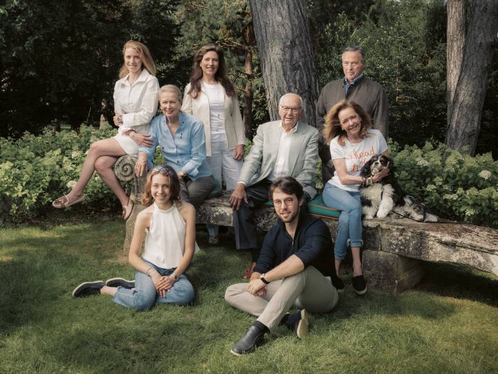 (De izquierda a derecha) Caroline-Marie, Katarina, Karin, Christine, Karl III, Karl-Fritz, Caroline y Karl-Friedrich Scheufele, representantes de la tercera, cuarta y quinta generaciones de la empresa internacional de relojería y joyería. Una historia de éxito que comenzó en el sur de Alemania a finales del siglo XIX.