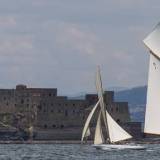 Los yates clásicos navegando a través del puerto de Nápoles en la Vele d'Epoca