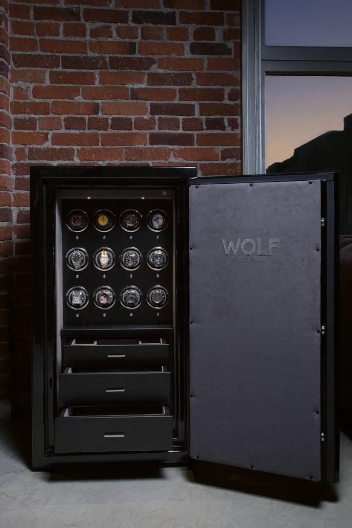 Disponible con un acabado exterior de ónix y verde brillante, certificado por UL y probado de forma independiente con los más altos estándares. ¿Por qué comprometerse? Elija Atlas de WOLF, la elección inteligente para proteger y cuidar sus relojes, joyas y objetos de valor.