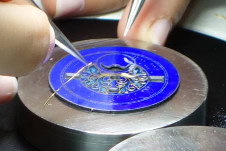 Preparando una esfera en esmalte cloisonné