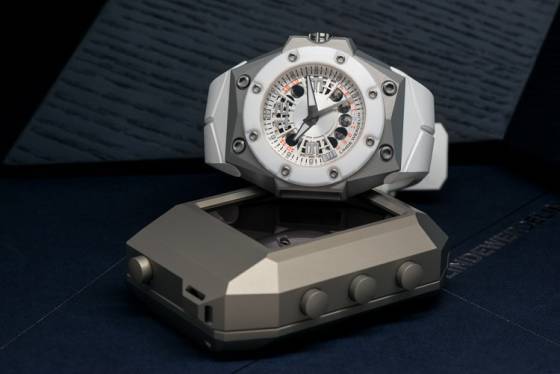 Linde Werdelin resurge con el nuevo Oktopus Moonlite – White