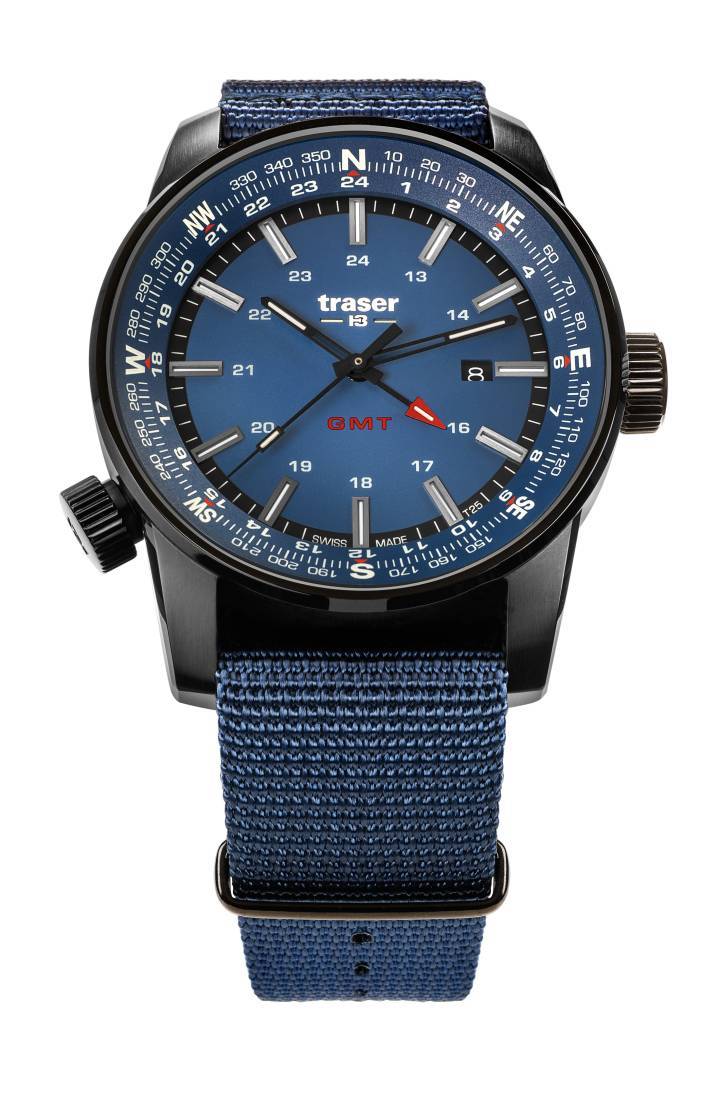 El P68 Pathfinder GMT está disponible en verde y azul. Ya sea que se dirija al mar para relajarse o busque una descarga de adrenalina en el desierto, la función GMT del reloj Suizo pionero Traser, agrega un valor adicional a la vida cotidiana entre las zonas horarias.