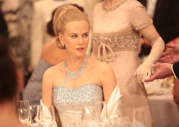 En la película Grace de Mónaco, dirigida por Olivier Dahan, Nicole Kidman interpreta el papel de la princesa Grace. Ella lleva creaciones Cartier contemporáneas: un collar de diamantes y pendientes de oro blanco con diamantes y zafiros.