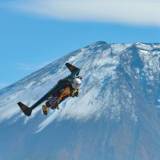 El jet man de Breitling Yves Rossy sobrevolando el Monte Fuji