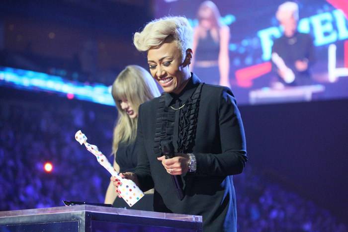 Emeli Sandé receviendo su premio en los BRIT Awards 2013