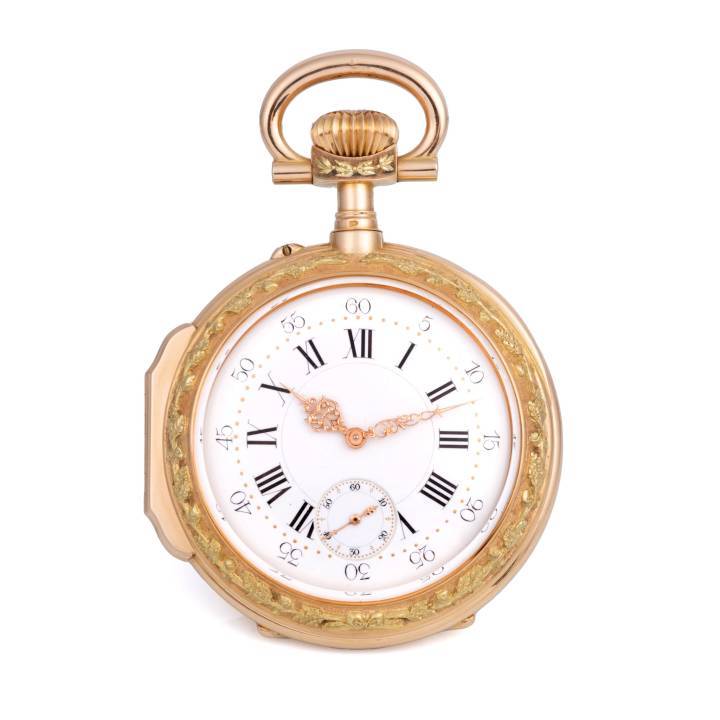 LOT 257 es un reloj de bolsillo sin llave muy fino e históricamente importante de oro multicolor de 18 quilates de Amiet, Francia. Fue hecho especialmente para el Papa León XIII en 1887 y presenta el escudo de armas de Besançon coronado por la mitra papal y las llaves de San Pedro, todo en relieve sobre un fondo mate. Los biseles son de oro verde con guirnaldas de hojas de laurel en relieve, y la cubeta articulada de oro lleva grabada una dedicatoria. Viene con su impresionante caja original con una dedicatoria en la cúpula interior y escudos de armas de plata de la ciudad y de Franche-Comté.