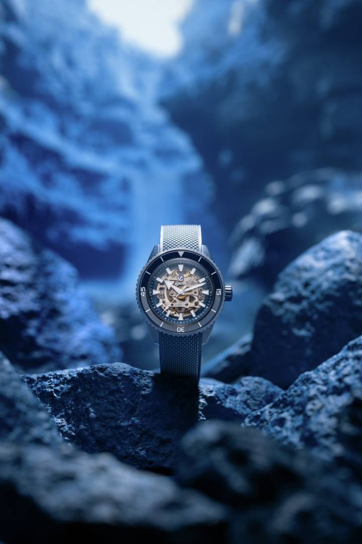 Este modelo Captain Cook High-Tech Ceramic Skeleton alberga un azul marino profundo con un acabado mate. Está equipado con un movimiento R808 en espiral Nivachron.