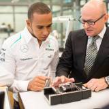 Lewis Hamilton, embajador de la marca y miembro del equipo de Formula Uno Mercedes AMG Petronas, en el centro, con el CEO de IWC Georges Kern, a la derecha, durante su visita a la sede del fabricante de relojes de lujo suizo en Schaffhausen, Suiza