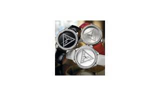 Guess celebra su Vigésimo Quinto Aniversario con dos brillantes creaciones: Clearly Guess & Mini Triangle