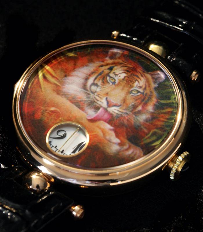 Una pieza única pintada en miniatura con la técnica del verre églomisé de la Tiger collection de Martin Pauli.