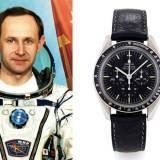 Izquierda: Anatoly Artsebarsky - Derecha: el Omega Speedmaster de Artsebarsky