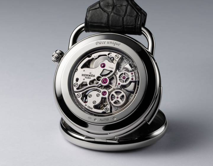 El movimiento repetidor de minutos tourbillon volante Hermès H1924 en su caja de oro blanco. 