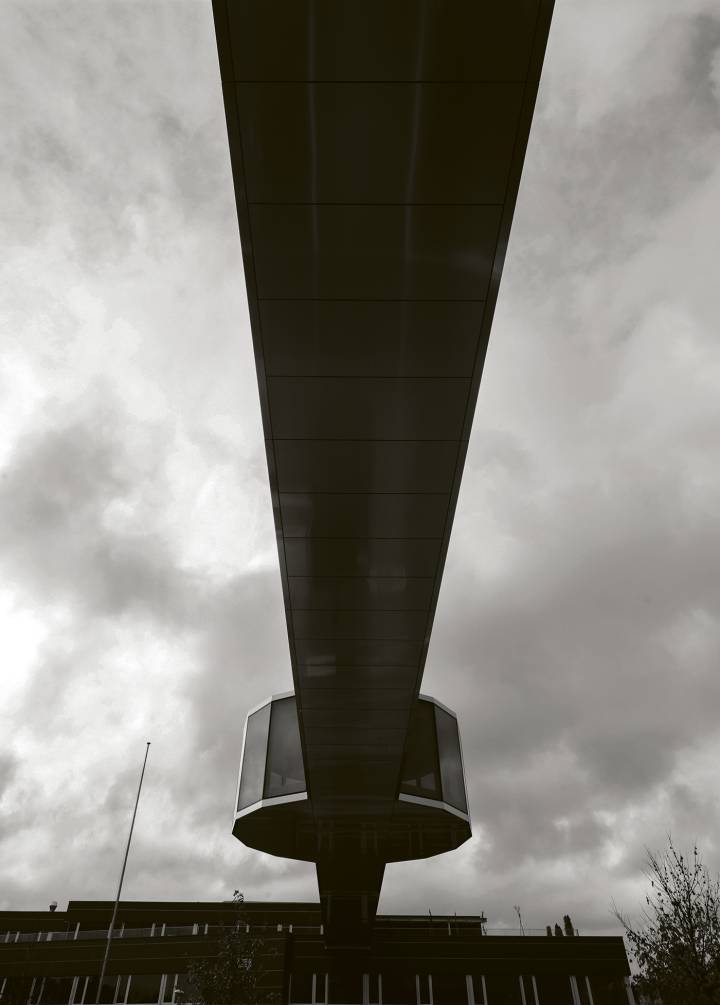 Simbólicas de su posición en el sector, las fábricas de Sellita vigilan la carretera que va de La Chaux-de-Fonds a Le Locle. Conectadas por una pasarela de cristal en forma de reloj, albergan departamentos de submontaje, joyería, montaje final, carcasas, logística e inventario, y también albergan Sellita Engineering, que desarrolla maquinaria y líneas de montaje.