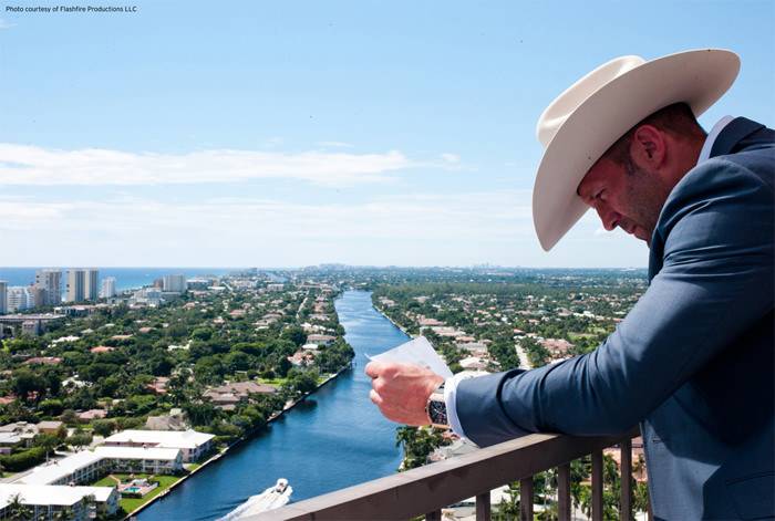 Jason Statham vistiendo un Richard Mille RM 011 Flyback Chronograph en «Parker»