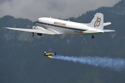 Yves Rossy volando en formación con el Breitling DC-3