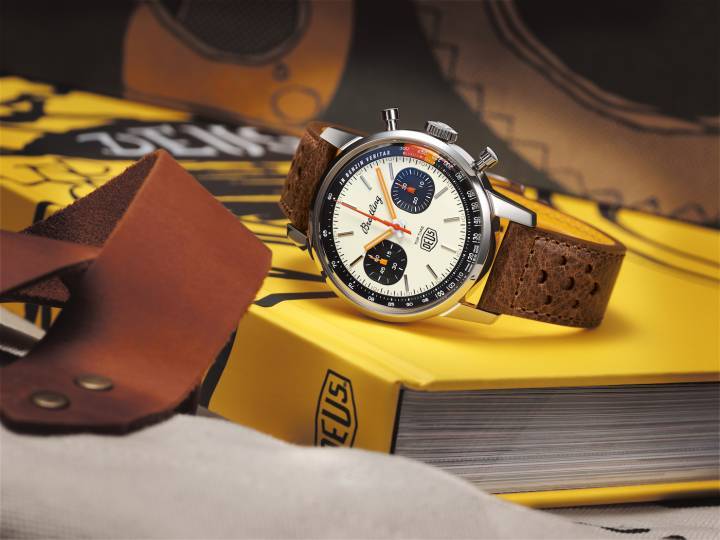 El reloj Top Time Deus se lanzó en asociación con la marca Australiana de estilo de vida Deus Ex Machina, en línea con el concepto de 'lujo informal' de Breitling.