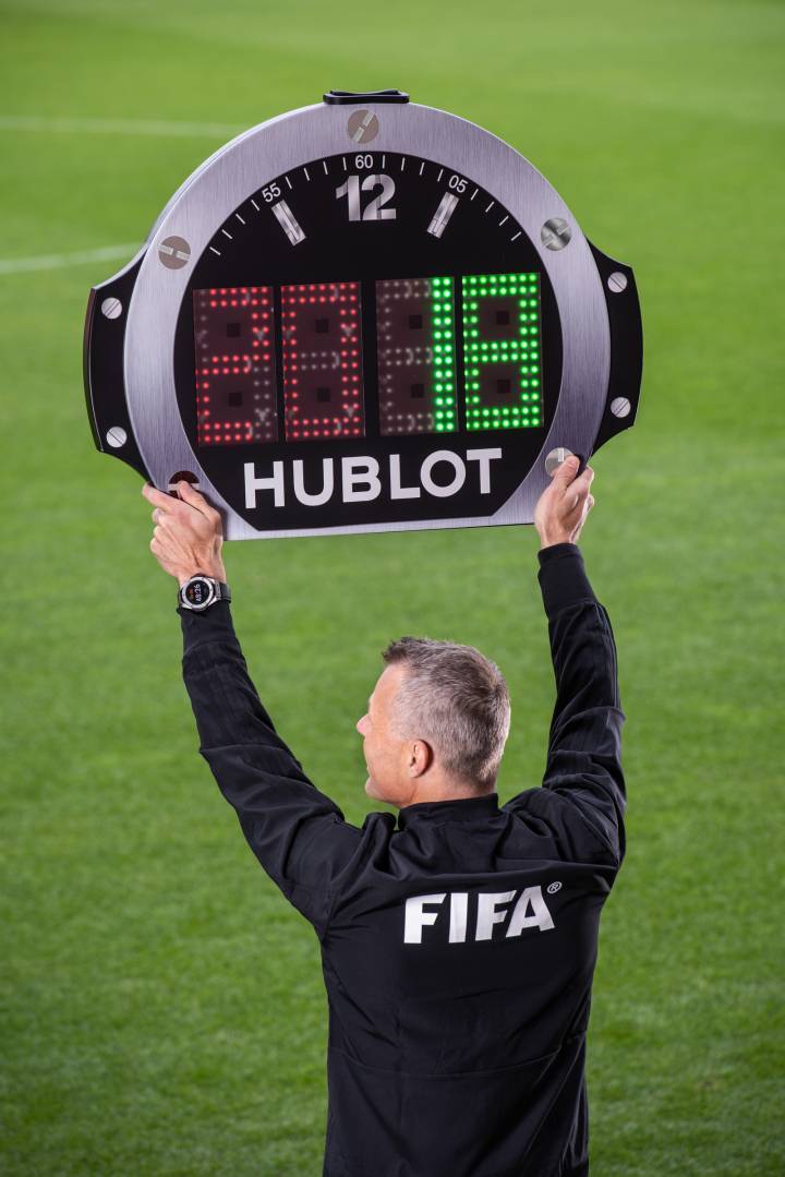 El árbitro asistente Bjarn Kuipers levantando el reloj Hublot durante la Copa del Mundo en Rusia en 2018. En su muñeca, un reloj inteligente de la marca.
