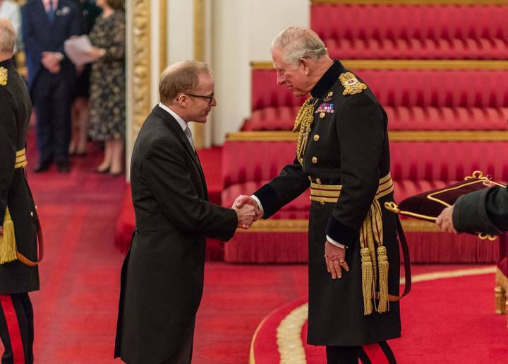 Roger W. Smith recibiendo su OBE del (entonces) Príncipe Carlos