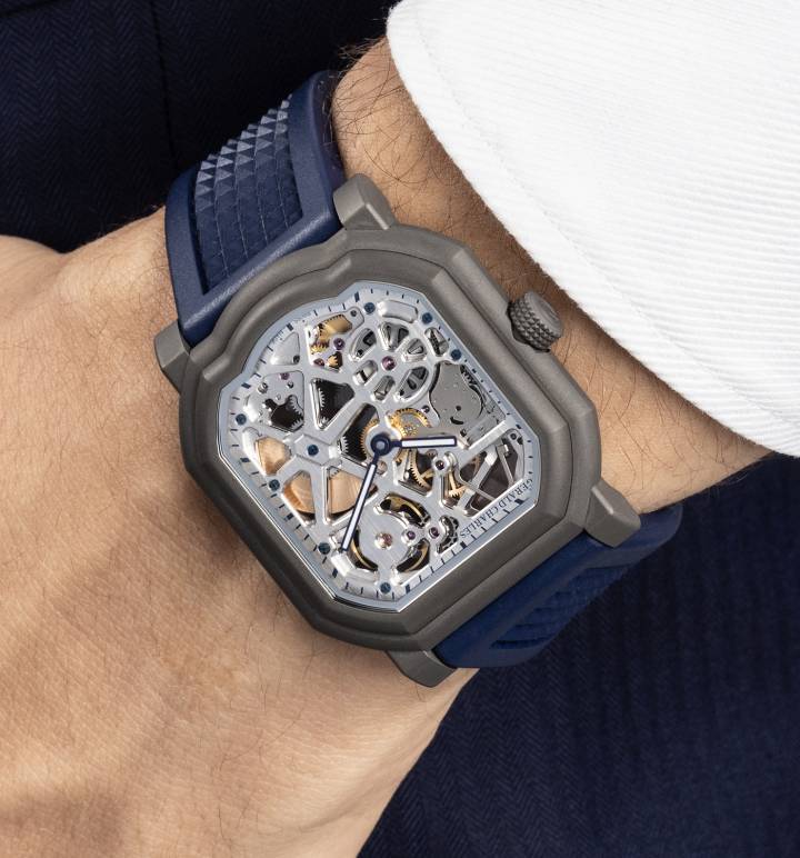 El Maestro 8.0 GC Sport Skeleton en titanio de grado 5, con correa de caucho vulcanizado en azul real, es el primer reloj esqueleto automático de la Maison con la corona atornillada a la izquierda.