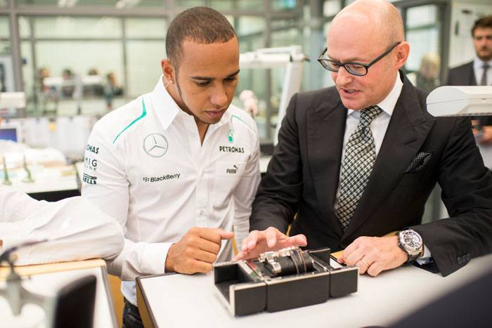 Lewis Hamilton, embajador de la marca y miembro del equipo de Formula Uno Mercedes AMG Petronas, en el centro, con el CEO de IWC Georges Kern, a la derecha, durante su visita a la sede del fabricante de relojes de lujo suizo en Schaffhausen, Suiza