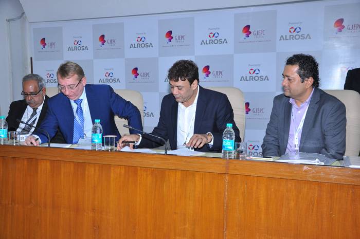 El Presidente de la WDMF Mr. Alex Popov (izquierda) con Mr. Mavji Patel M. D. de Kiran Gems y Mr. Dinesh Lakhani Director de Kiran Gems