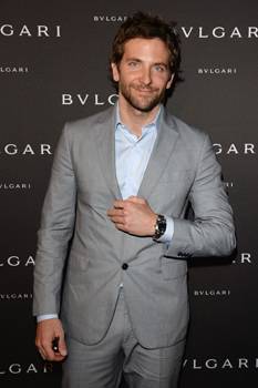 Bradley Cooper luciendo un reloj de Bulgari