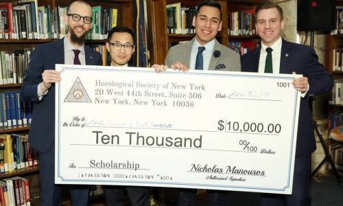 HSNY anuncia premio de $10K para relojes escolares