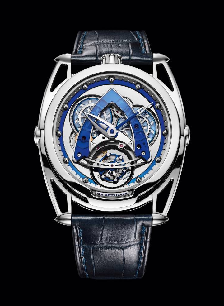 El DB28 Steel Wheels Sapphire Tourbillon tiene una caja de titanio pulido de grado 5 montada en dos nuevos cuernos flotantes presentadas este año, completamente rediseñados y de tamaño intermedio. Correa de piel de aligátor con hebilla de titanio.