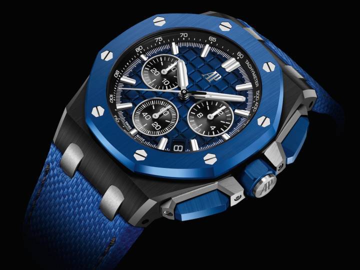 La nueva línea Royal Oak Offshore de 43 mm presenta una caja de cerámica ergonómica y pulsadores que recuerdan a los protectores de corona del original. Este Cronógrafo Automático de cerámica negra con reflejos azules (Ref. 26420CE) es un ejemplo perfecto de la línea moderna, que remezcla y resalta los elementos clásicos Offshore de una manera moderna.