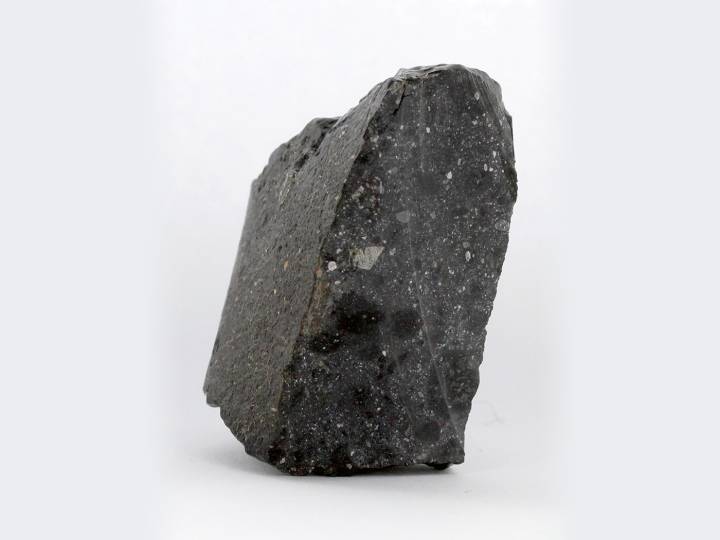 El meteorito marciano NWA 7533, la estrella de la colección de Luc Labenne. Gracias a este meteorito, los científicos pudieron confirmar que en Marte había agua con un pH neutro de 7, que puede albergar vida.