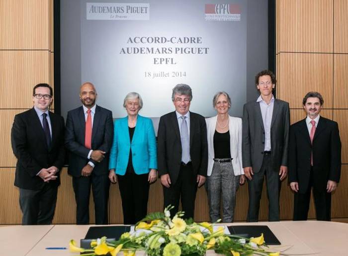 De Izquierda a Derecha: François-Henry Bennahmias, CEO de Audemars Piguet; Olivier Audemars Miembro del Consejo del Audemars Piguet Holding; Jasmine Audemars, Presidenta del Consejo Audemars Piguet Holding y del Patronato de la Audemars Piguet Foundation; El Profesor Patrick Aebischer, Presidente del EPFL; Adrienne Corboud Fumagalli, Vice-Presidenta para la Innovación del EPFL; El Profesor Simon Henein, Director del INSTANT-LAB; Zarko Stevic, Director de la Cadena de Suministro y Desarrollo de Audemars Piguet 