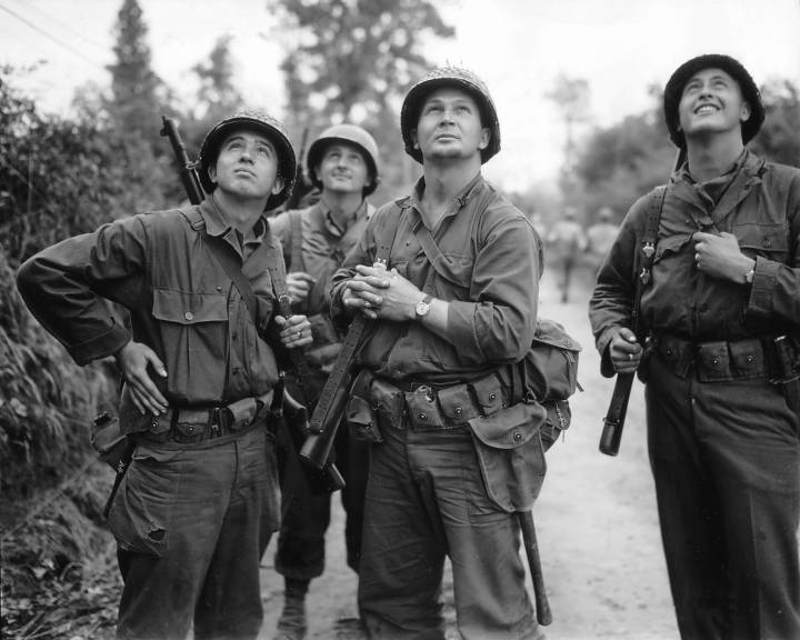 Soldados Estadounidenses observando un bombardeo aliado - nótese los relojes de pulsera