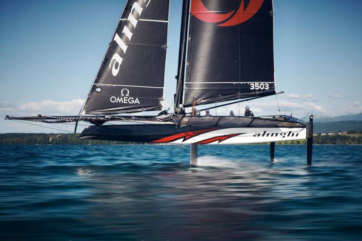 El nuevo catamarán TF35 de Alinghi, «Volando» en sus láminas