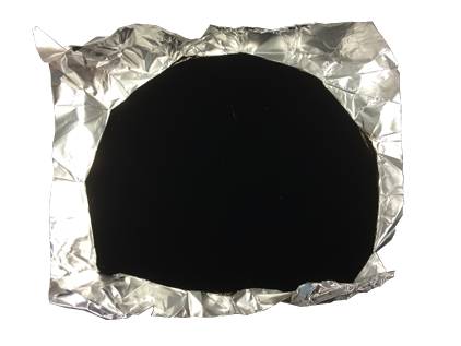 Visto aquí contra el aluminio arrugado, Vantablack elimina cualquier aspecto de profundidad. Fue utilizado por primera vez con fines militares en aviones y otros vehículos sigilosos.