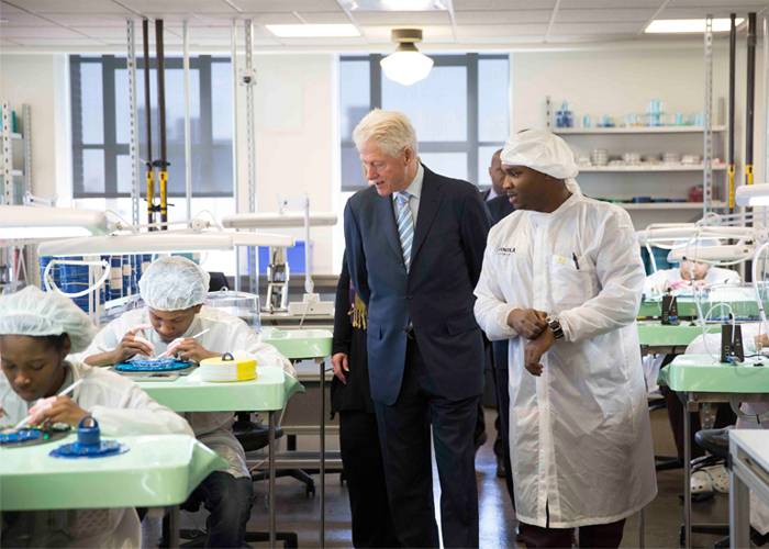 Bill Clinton visitando las instalaciones de Shinola