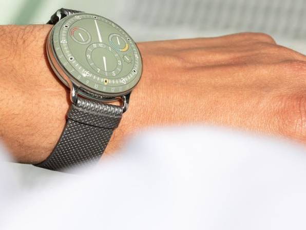 El reloj héroe de Ressence Type 3 EE adquiere un nuevo tono verde eucalipto