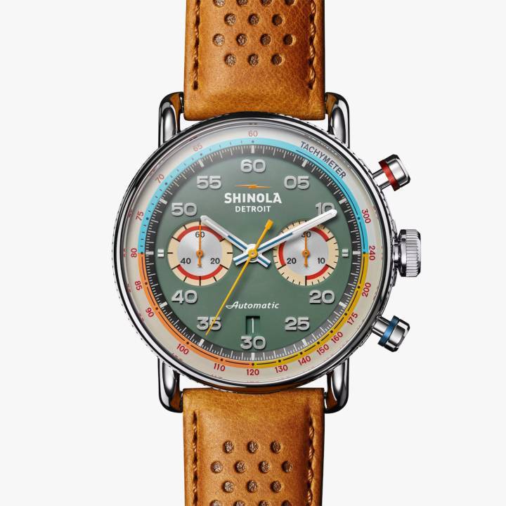 El cronógrafo automático Canfield Speedway de 44 mm, un reloj de edición limitada equipado con taquímetro y movimiento Sellita personalizado.