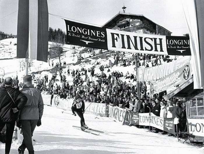 La linea de meta de la carrera de Hahnenkamm en 1969, en la que Longines se ocupó del cronometraje