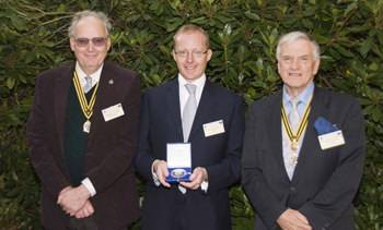 Roger W. Smith honrado con la medalla de plata del BHI por sus destacados logros en la relojería 