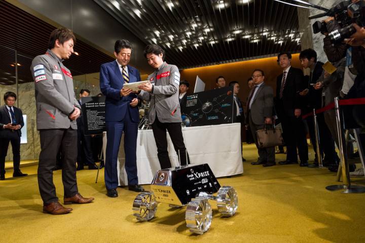 El CEO de ispace, Takeshi Hakamada, y el COO, Takahiro Nakamura, presentan su programa al primer ministro Japonés, Shinzo Abe.