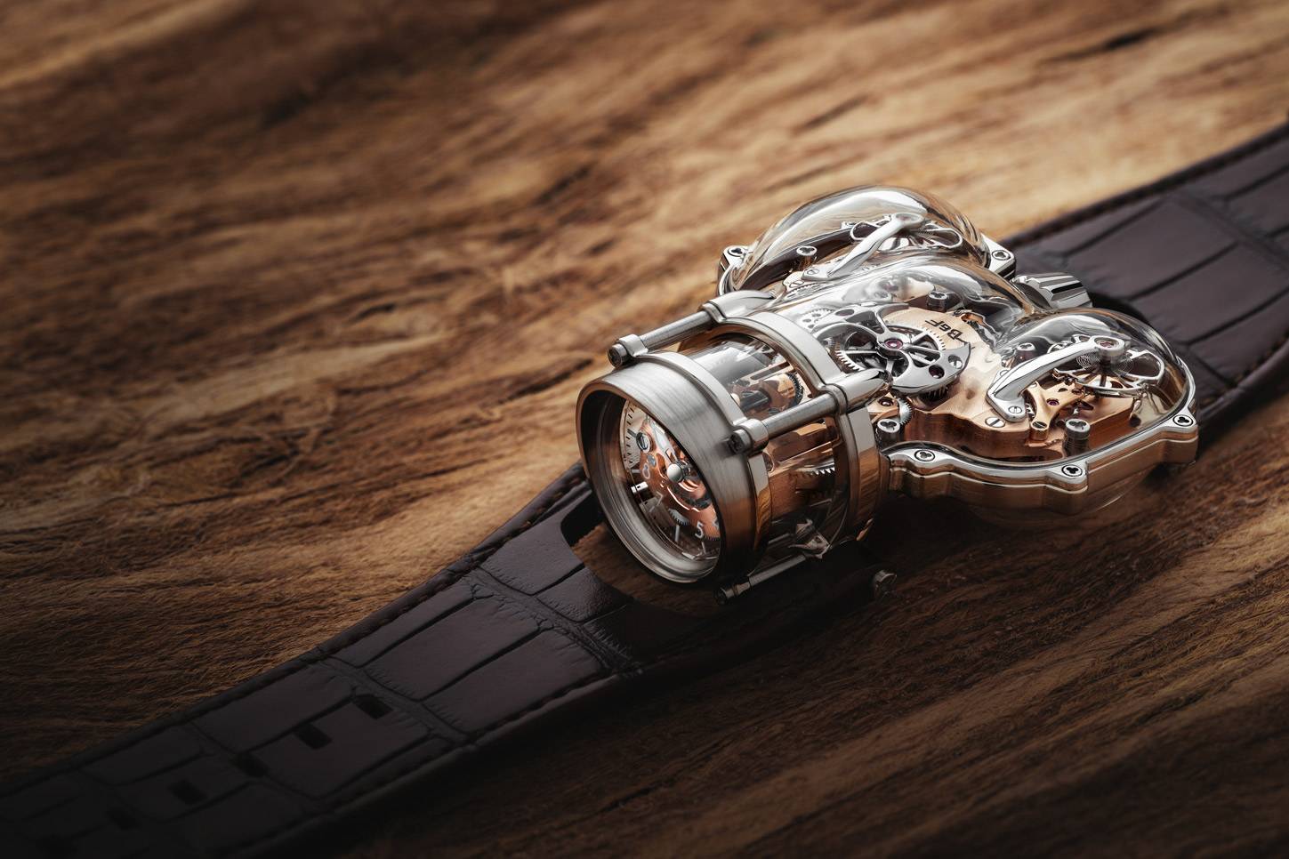 mbandf_hm9_sv_wg_redgold_lifestyle_-_europa_star_magazine_2021