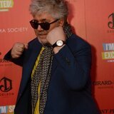 Almodóvar acudiendo al estreno luciendo su Girard-Perregaux 1966 Full Calendar en oro blanco.